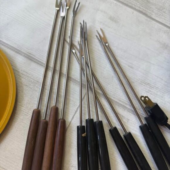 Vintage West Bend mustard yellow fondue pot with 11 pokers for dipping - Picture 10 of 10